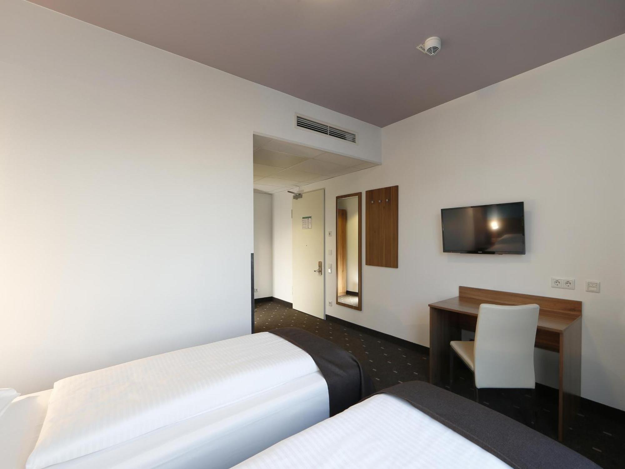 B&B Hotel Berlin City-Ost Exteriör bild