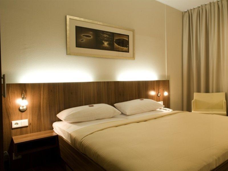 B&B Hotel Berlin City-Ost Exteriör bild