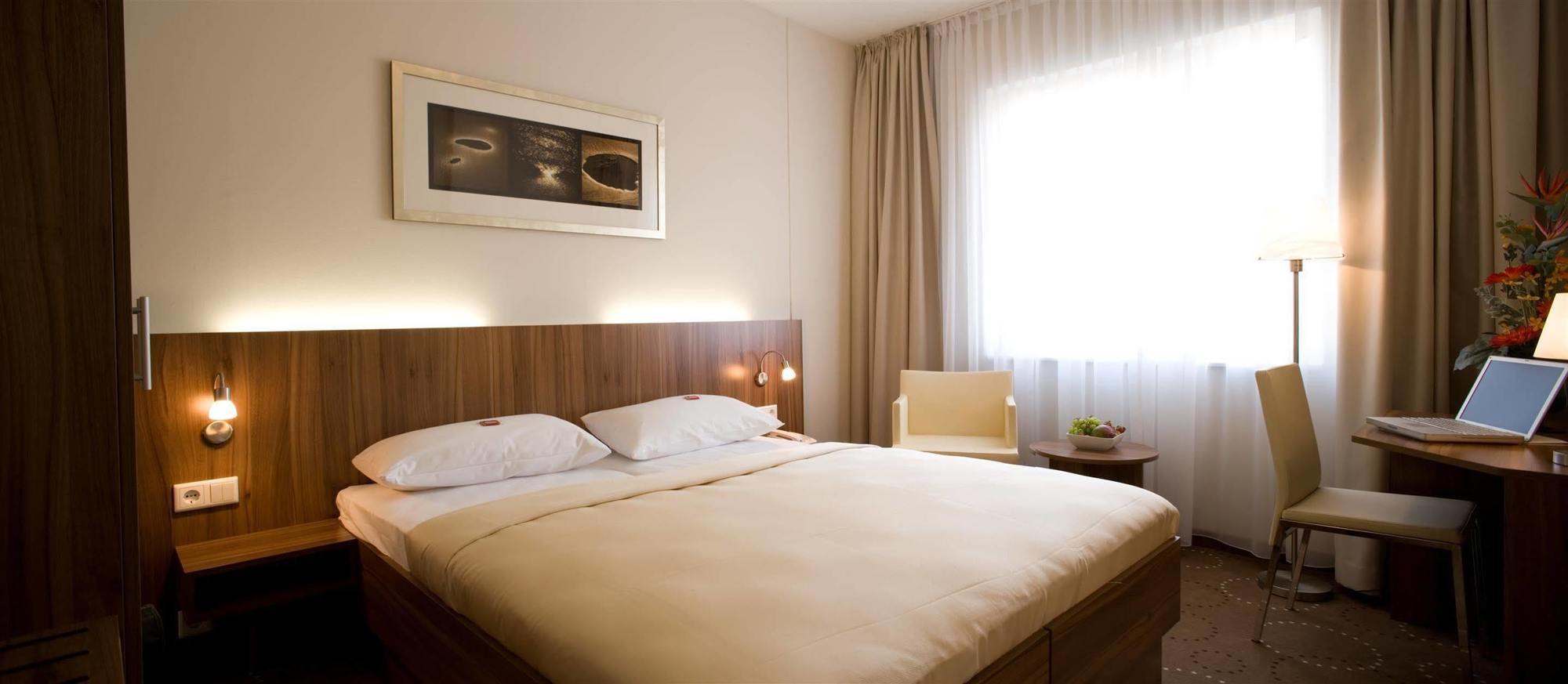 B&B Hotel Berlin City-Ost Exteriör bild