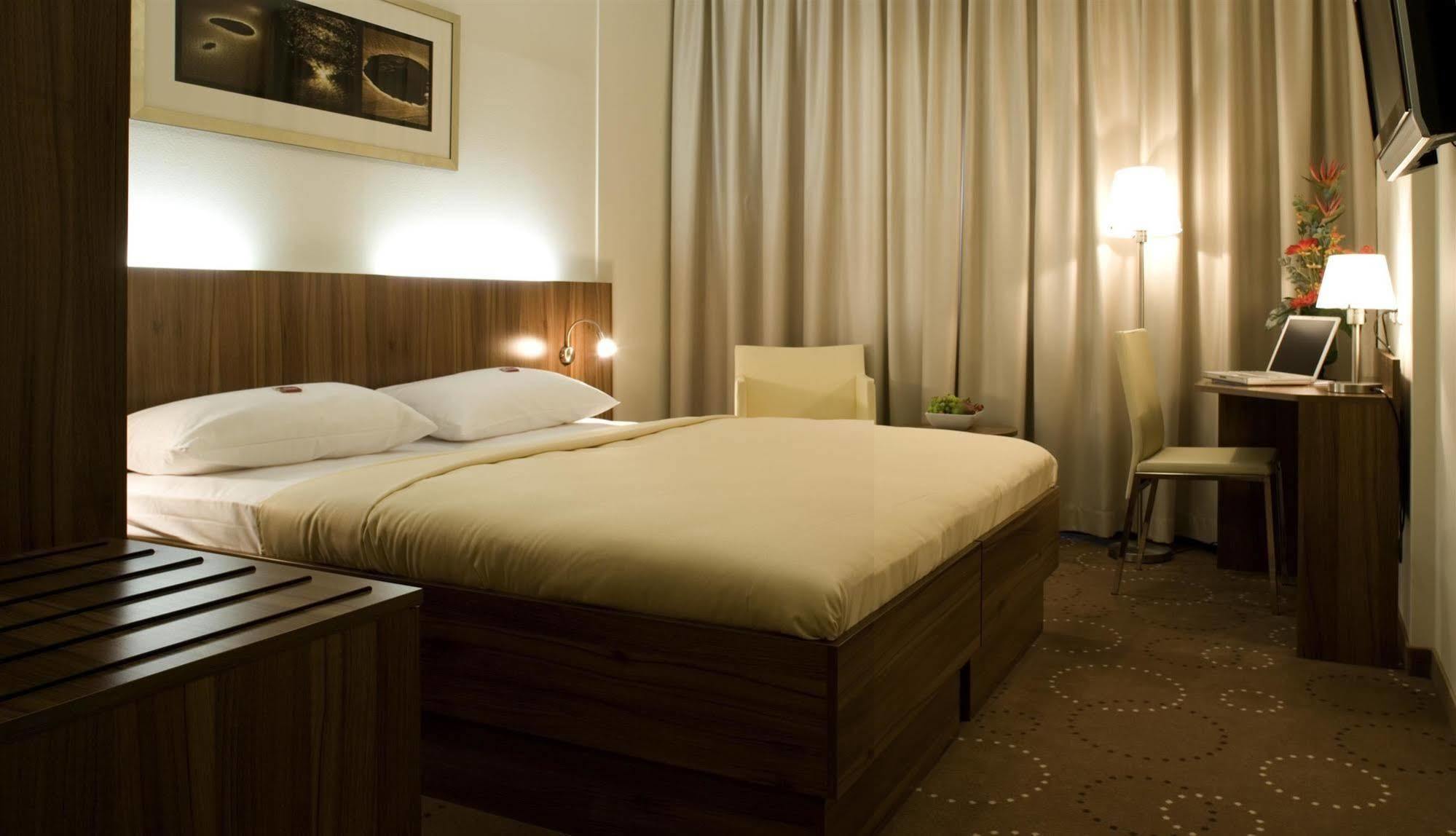 B&B Hotel Berlin City-Ost Exteriör bild