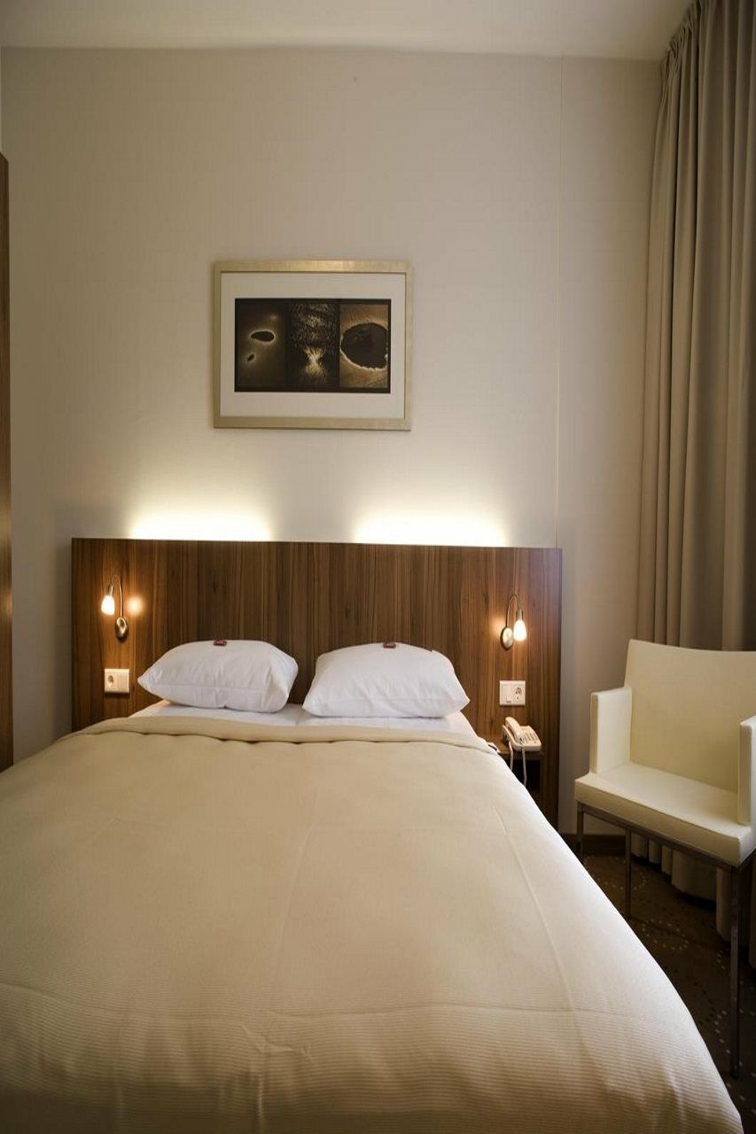B&B Hotel Berlin City-Ost Exteriör bild